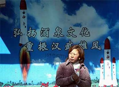 Los carteles anunciadores del primer vuelo tripulado de China al espacio llenan las calles de Pekín.