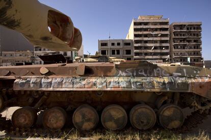 Edificios de viviendas en la avenida de Tripoli, donde se pueden ver algunos tanques de las tropas de Gadafi. Misrata, Libia.