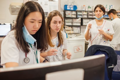 Silvia y Marta, residentes de primer año de medicina de Familia, se enfrentan en sus guardias en Urgencias a los primeros caso, en los que deben valorar la gravedad.