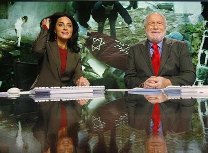 Los presentadores del noticiero de Al Jazeera en inglés, Ghida Fakhry y Dave Marash, el primer día de emisión.