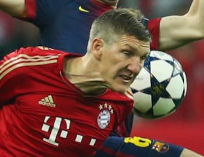 Schweinsteiger lucha por el balón con Iniesta.