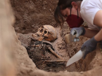 Trabajos de exhumación de la fosa común anexa al cementerio de Almagro, en Ciudad Real, donde fueron fusiladas 28 personas y ahora se están recuperando sus restos.