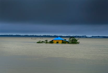 Las inundaciones en Bangladés continúan causando estragos este lunes en el norte y el noreste del país. En la imagen, una casa rodeada por el agua en Sylhet.