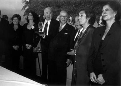 José Manuel Lara, junto a Ángeles Caso (izquierda), Camilo José Cela, Jordi Pujol, María Teresa Bosch y Carmen Alborch, durante la entrega del Premio Planeta 1994.