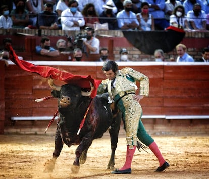 Morante de la Puebla, en un pase de pecho a uno de sus toros.