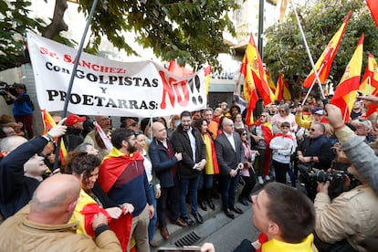Simpatizantes de Vox sostenían un cartel que acusa a Pedro Sánchez de golpista en una manifestación el domingo en la sede del PSOE de Zaragoza. 

