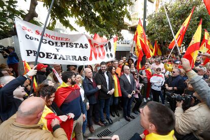 Simpatizantes de Vox sostenían un cartel que acusa a Pedro Sánchez de golpista en una manifestación el domingo en la sede del PSOE de Zaragoza.