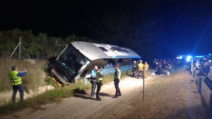 Al menos una decena de personas han resultado heridas esta noche en el vuelco de un autobús que cubría la línea regular entre Alicante y Murcia, en la autovía A7 a su paso por el municipio alicantino de Granja de Rocamora.