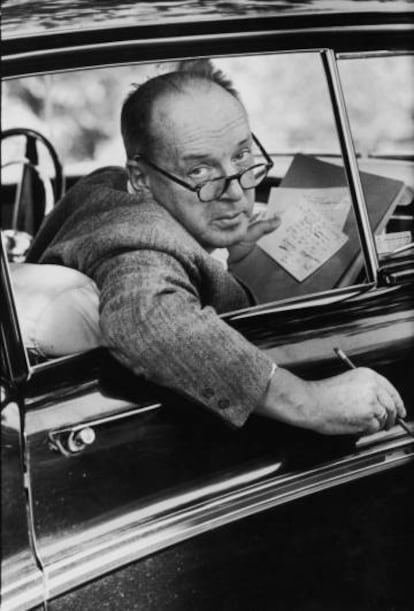 Vlad&iacute;mir Nabokov en su coche en Ithaca, Nueva York en 1958.