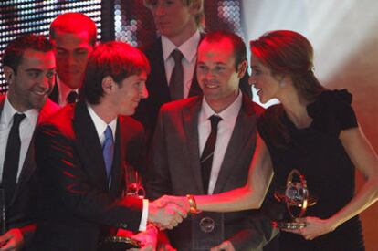 Messi saluda a la reina Rania de Jordania entre Xavi, Dani Alves, Fernando Torres e Iniesta.