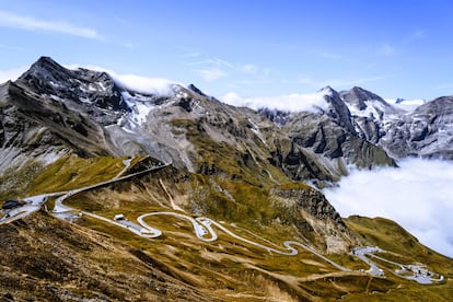 Es una de las rutas de senderismo más largas de los Alpes y un compendio de lo mejor de la Austria alpina. Empieza en los montes del Káiser, cerca de la localidad de St. Johann in Tirol, y avanza a lo largo de más de 400 kilómetros para finalizar al pie del Grossglockner (3.798 metros), el pico más alto del país. Se divide en 33 etapas —24 en Tirol del Norte y 9 en Tirol del Este— y casi cruza Austria de norte a sur. Si recorrer los Alpes austriacos despierta fantasías bucólicas al estilo ‘Sonrisas y lágrimas’, conviene tener algo muy claro: hay más de 3.000 metros de ascenso por el <a href="https://www.tyrol.com/things-to-do/sports/hiking/eagle-walk" target="">Camino del Águila</a>, lo cual ya cansa con solo escribirlo. Si solo apetece ir de ruta un par de días, se puede organizar la excursión por tramos cortos, aprovechando las paradas de autobús y las estaciones de trenes que se cruzan por el itinerario.