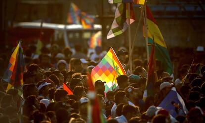 Whipalas y banderas bolivianas flamean en el acto de respaldo a Evo Morales en Buenos Aires.