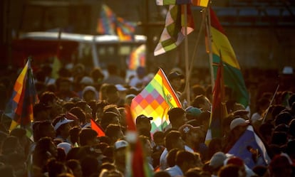 Whipalas y banderas bolivianas flamean en el acto de respaldo a Evo Morales en Buenos Aires.