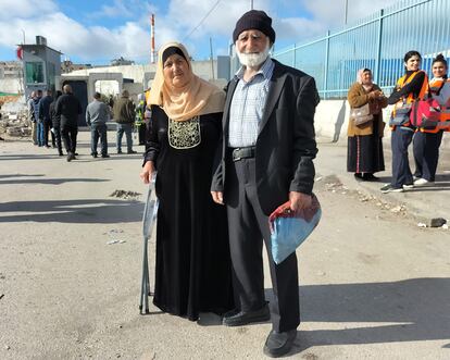 Haline Salam, de 68 años, a la izquierda, tras ser rechazada con su marido en el puesto de Qalandia, este viernes.