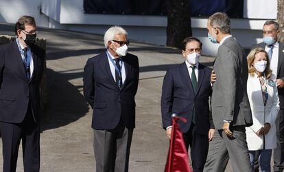 Los expresidentes, Mariano Rajoy y Felipe González, y los ministros Nadia Calviño y José Manuel Albares, en la recepción al rey Felipe VI en la inauguración del III Foro La Toja Vínculo Atlántico.