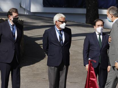 Los expresidentes, Mariano Rajoy y Felipe González, y los ministros Nadia Calviño y José Manuel Albares, en la recepción al rey Felipe VI en la inauguración del III Foro La Toja Vínculo Atlántico.
