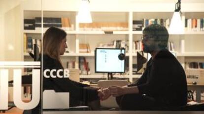 Fotograma del vídeo en el que José Luis Vicente, del CCCB, conversa con Mara Balestrini, CEO de Ideas for Change.