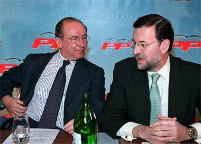 Rodrigo Rato y Mariano Rajoy, ayer, en la conferencia de dirigentes del PP celebrada en Madrid