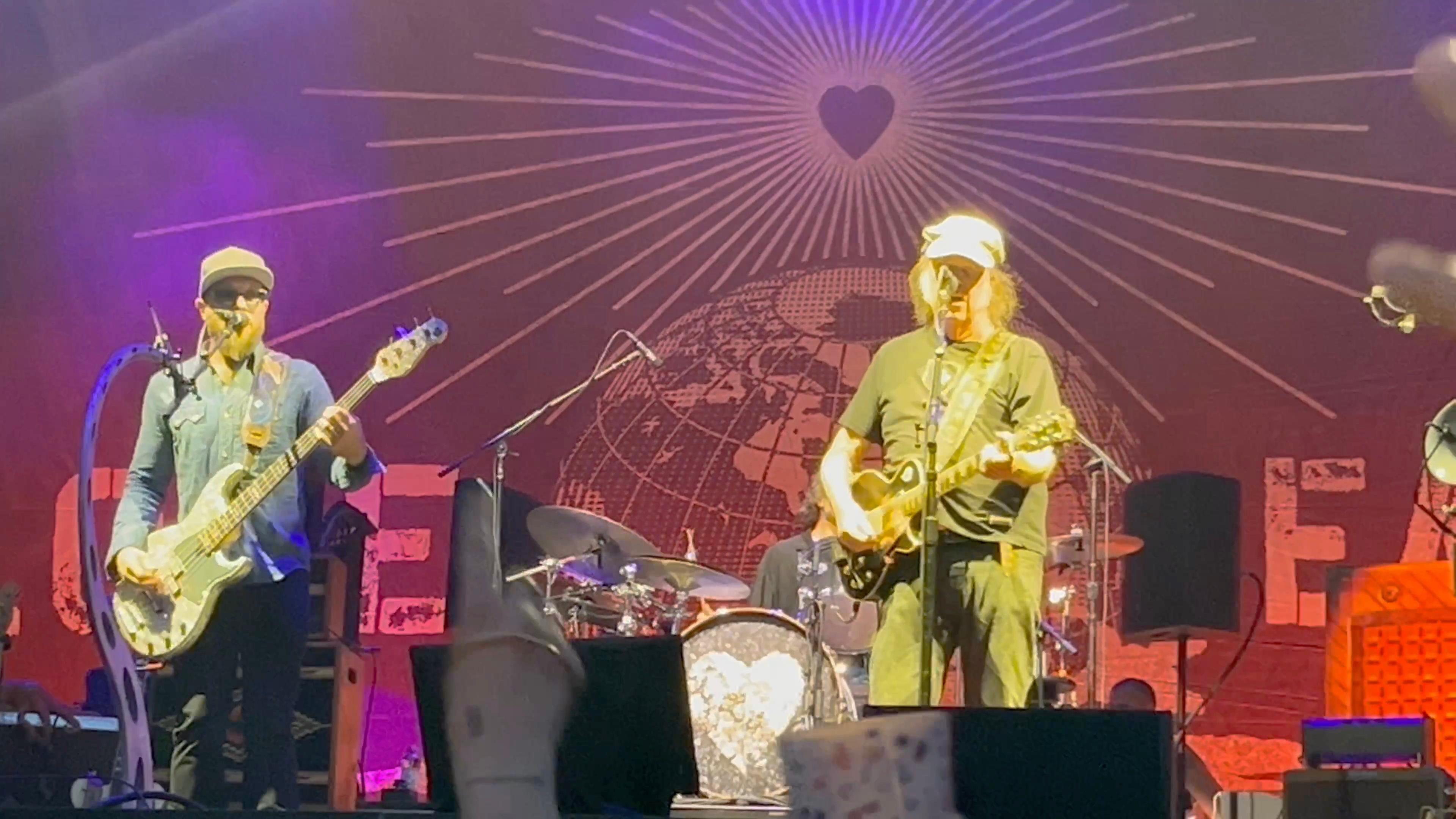 El músico Neil Young, a la izquierda, durante un momento de su concierto en Berlín el pasado jueves 3 de julio junto a su banda.