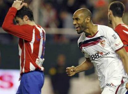 Kanouté celebra su gol ante la desesperación de sus adversarios