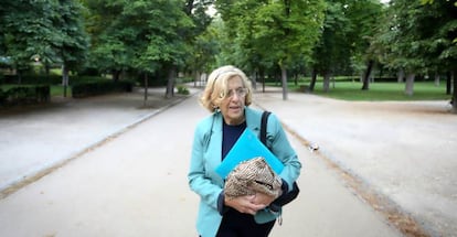 Manuela Carmena se dirige al ayuntamiento.