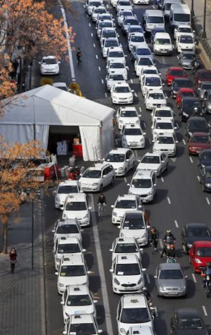 Cola de taxis durante la protesta celebrada en Valencia.