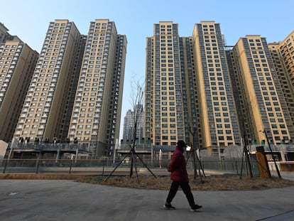 Una mujer camina por una zona residencial construida por el grupo inmobiliario Evergrande, este lunes en Pekín.