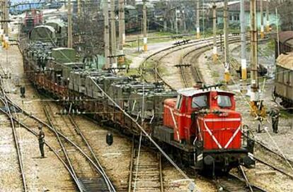 Un tren cargado con blindados del Ejército turco deja la estación de Estambul con destino a la frontera con Irak.