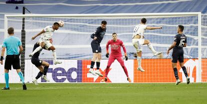 Rodrygo marca de cabeza el segundo gol del Real Madrid frente al Manchester City en la vuelta de semifinales de la última Champions.