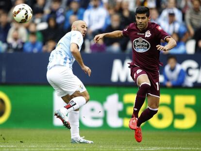 Juanfran Moreno despeja ante Amrabat.