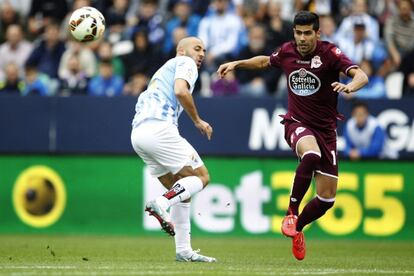 Juanfran Moreno despeja ante Amrabat.