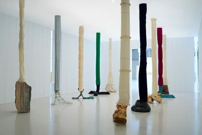 Vista de sala de la antológica de Luciano Fabro en el Palacio de Velázquez.