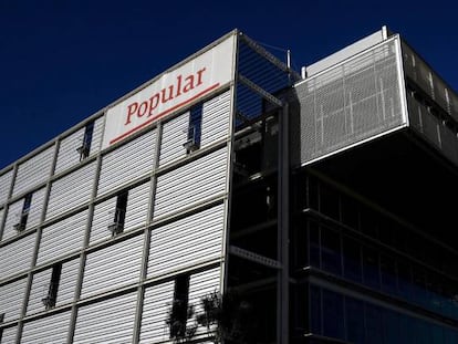 Vista de la fachada de una sede del Banco Popular.