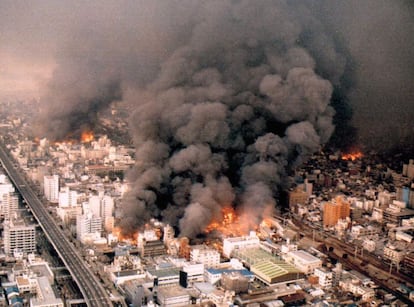 Vista aérea de la ciudad de Kobe (Japón), envuelta en llamas tras el terremoto de 7,2 en la escala de Ritcher en 1995. Además de la amenaza sísmica, la zona padece fuertes tormentas y vientos. En la zona metropolitana, localizada cerca de la costa, viven tres millones de personas. Se trata de la tercera región con mayor riesgo de tsunamis.