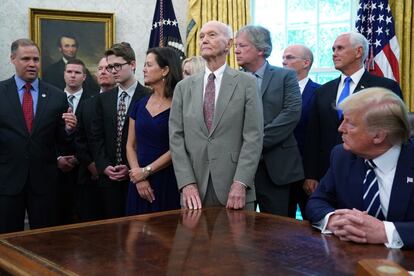 Collins, de traje gris, escucha al administrador de la NASA, Jim Bridenstine (izquierda), responder a las preguntas del presidente de Estados Unidos, Donald Trump, mientras conmemoran el 50º aniversario del alunizaje en el Despacho Oval de la Casa Blanca el 19 de julio de 2019 en Washington.