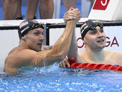 Dressel felicita a Milak tras la final de 100 mariposa.