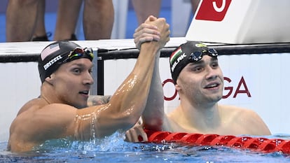 Dressel felicita a Milak tras la final de 100 mariposa.