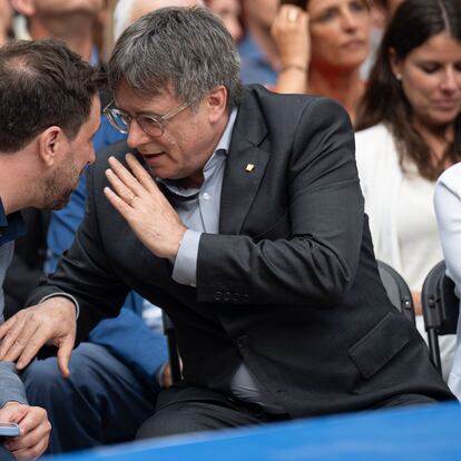 Carles Puigdemont conversa con el cabeza de lista de Junts para las europeas, Toni Comín, durante un acto de campaña electoral en el sur de Francia.