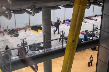 Personas sin hogar durmiendo en el aeropuerto de Adolfo Suárez-Barajas (Madrid), el pasado 12 de mayo.