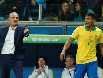 Tite y Thiago Silva, en el partido de Brasil ante Paraguay. 