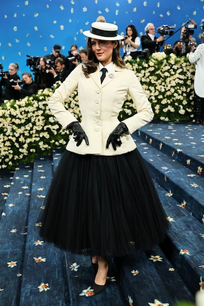 Monica Barbaro, bu Christian Dior seti ile 1946 yeni görünümünün siluetini yeniden üretti.