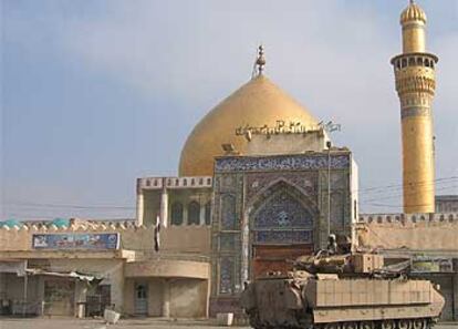 Un tanque vigila las inmediaciones de una mezquita en Samarra.