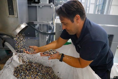 A worker at the Inecop's footwear recycling plant, in Elda, teaches how the crusher works.