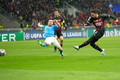 Ismael Bennacer marca el gol del Milan en los cuartos de final de la Champions League ante el Nápoles, este miércoles.