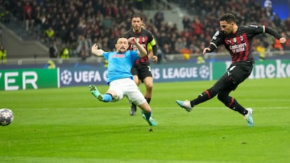 Ismael Bennacer marca el gol del Milan en los cuartos de final de la Champions League ante el Nápoles, este miércoles.