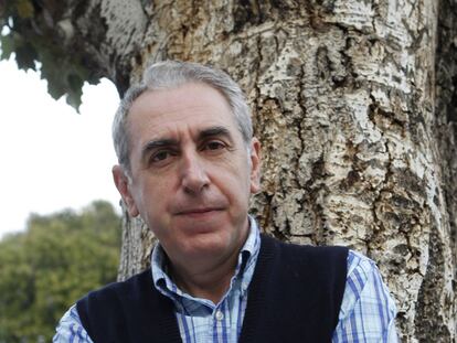 El novelista Eliacer Cansino, ayer en Tomares (Sevilla).