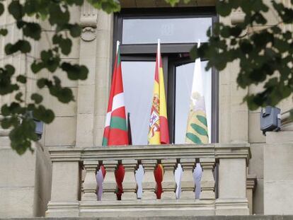 La bandera española, junto a la 'ikurriña' y la de Gipuzkoa ondean hoy en un lugar más visible de la Diputación de Gipuzkoa.