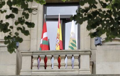 La bandera española, junto a la 'ikurriña' y la de Gipuzkoa ondean hoy en un lugar más visible de la Diputación de Gipuzkoa.