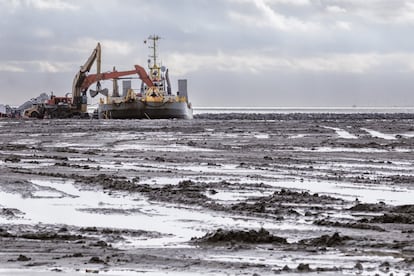 Una barcaza de poco calado transporta arena del fondo marino a la franja de tierra que se le está ganando al mar en el lado danés. Hasta 70 barcos de distintas tipologías trabajan a diario en el dragado, el transporte y la vigilancia.