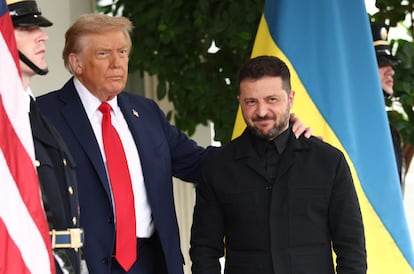 El presidente estadounidense, Donald Trump, recibe a su homólogo ucranio, Volodímir Zelenski, a su llegada a la Casa Blanca este lunes. 